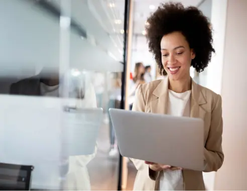 Mitarbeitende mit Laptop